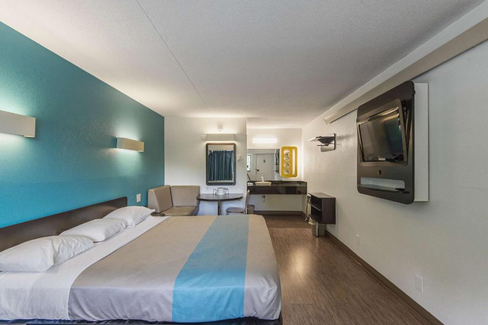 King Room - Non-Smoking interior